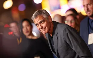 العمر يصنع الفارق: جورج كلوني يبوح بسر علاقته الزوجية المستقرة