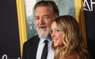 راسل كرو يكشف فارق العمر الحقيقي بينه وبين بريتني ثيريوت