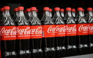 هل ينجح الذكاء الاصطناعي في إعلانات كوكاكولا الاحتفالية؟ (فيديو)