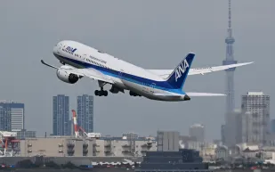 أول هبوط من نوعه لطائرة بوينغ 787 على أحد أخطر مدارج العالم (فيديو)