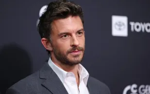 جوناثان بيلي يفوز بلقب أكثر الرجال جاذبية لعام 2025