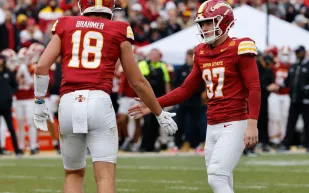 إصابة قويّة للاعب كرة قدم أمريكية بعد تصدي خطير يهز الملاعب (فيديو)