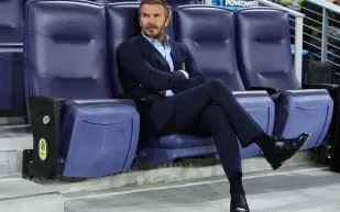 من الملاعب إلى منصّات الموضة: قصّة بيكهام بين الرياضة والأناقة