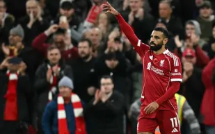 لقاء بين محمد صلاح وستيفن جيرارد يسرق الأضواء من فوز ليفربول