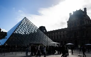 "أسطورة الموتوكروس" يتورط في سرقة القرن من متحف اللوفر (فيديو)