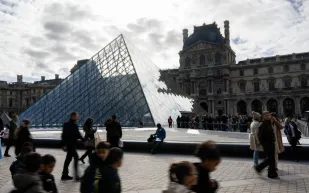 الشرطة الفرنسية تلاحق لصوص اللوفر.. ومراهق أنيق يخطف الأنظار بصورة غامضة (فيديو)