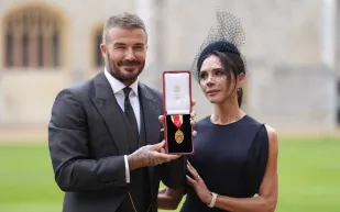 ديفيد بيكهام فارسًا رسميًا من الملك تشارلز… وفكتوريا تحصد لقب "ليدي"