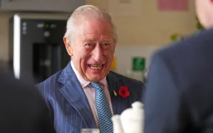 الملك تشارلز يشارك الجنود القدامى بدعابة "صنع في سويسرا"  