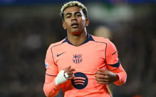 لامين يامال يشعل المدرجات في بلجيكا بـ"قبلة استفزازية" (فيديو)