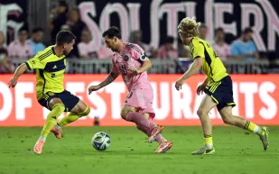 ميسي يسجل هدفين ويبدع بمراوغة استعراضية (فيديو)