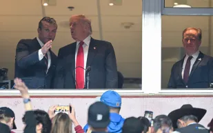 ترامب يحلّق فوق الجماهير بالطائرة الرئاسية ويخطف الأضواء في مباراة الـNFL! (فيديو)