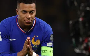 لافتات غاضبة ورسائل قاسية.. جماهير نادي كاين تنقلب على مالكه كيليان مبابي