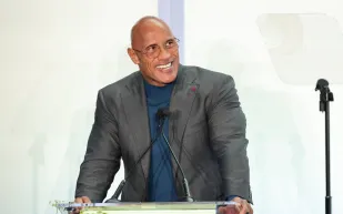 لقطة أثارت الحماس: ذا روك يفاجئ جمهور يونيفرسال ستوديوز خلال تصوير جومانجي 3 (فيديو)