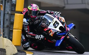 حادث صادم قبل انطلاق سباق "موتو جي بي" يُخرج أحد المتسابقين (فيديو)