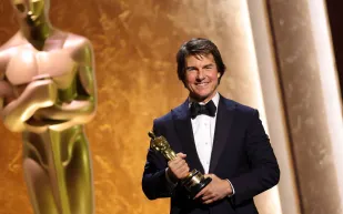 في أول جائزة أوسكار له.. ما القطعة النادرة التي ارتداها توم كروز؟