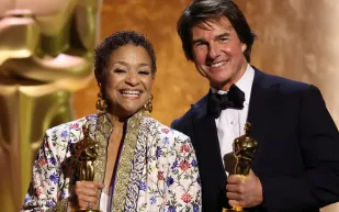 توم كروز وديبي ألين يسرقان الأضواء برقصة قبل حفل Governors Awards (فيديو)