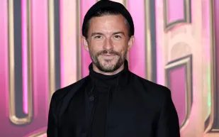 كيف تمكن جوناثان بيلي من اعتلاء قمة نجوم هوليوود في 2025؟ (فيديو)