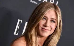 جينيفر أنيستون تعلن علاقتها العاطفية الجديدة في احتفالية "نساء هوليوود" (فيديو)