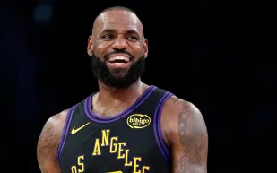 ليبرون جيمس يلفت الأنظار من المدرجات بساعة فاخرة.. ما الذي يميّزها؟