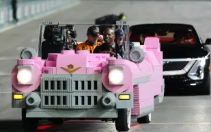 تيري كروز يخطف الأضواء في لاس فيغاس بجولة وردية مع أبطال الفورمولا 1 (فيديو)