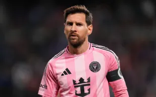 ميسي يودع صانع مسيرته الأرجنتينية.. ماذا قال عن رحيل عمر سوتو؟