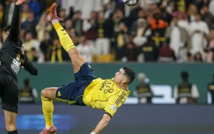 كريستيانو رونالدو يخطف الأنظار بلفتة إنسانية وهدف تاريخي أمام الخليج (فيديو)