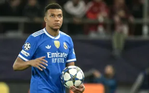 مبابي يسرق الأضواء بهاتريك تاريخي ويلاحق رقم محمد صلاح القياسي (فيديو)