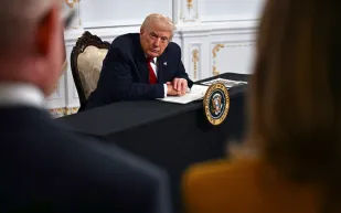 دونالد ترامب يحمل حفيده اللبناني