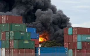 انفجار داخل سفينة شحن يشعل حريق ميناء لوس أنجلوس﻿ (فيديو)