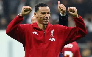 من جدة إلى الأنفيلد.. هدية بنزيما الخاصة تربط نجم الاتحاد بمهاجم ليفربول (تفاصيل) 