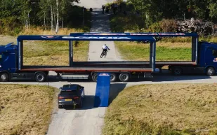 أول تجربة من نوعها عالميًا.. درّاج يقفز بين شاحنات ذاتية القيادة (فيديو)