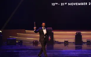 البدل الكلاسيكية تتألق على السجادة الحمراء بمهرجان القاهرة السينمائي 46