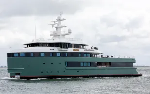 "أنوا إكسبلورر".. يخت ملياردير "برغر كينغ" يسرق الأضواء في ميناء فيغو