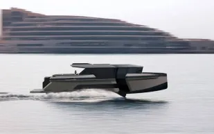 ابتكار بحري جديد يحلّق فوق أمواج أبوظبي.. ما قصة يخت "الشبح"؟