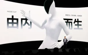 روبوت إكس بنغ Iron يثير الجدل في معرض صيني بحركة غير متوقعة (فيديو)