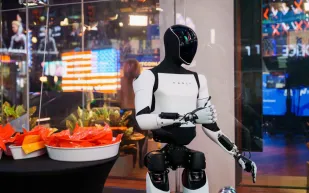 إيلون ماسك: روبوتات أوبتيموس ستبني نفسها.. والعمل سيصبح اختياريًا 