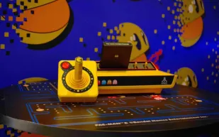 الجهاز الأسطورة أتاري 2600 بلس Pac-Man يعود بروح الثمانينيات وتحديثات مذهلة