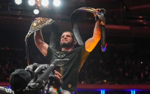 إسلام ماخاشيف يُتوج بلقبه الثاني بعد فوز ساحق في UFC 322 (فيديو)