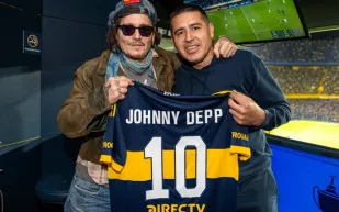 هتاف واحد من جوني ديب يحوّل مباراة في الأرجنتين إلى حدث عالمي (فيديو)