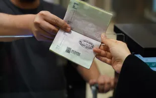 الجوازات تكشف شروط تحويل تأشيرة أبناء المقيمين إلى إقامة دائمة