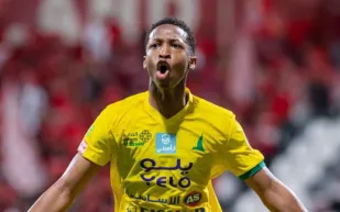 الهلال يعزز دفاعه في يناير.. صفقة مراد هوساوي تقترب من الحسم