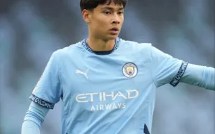 من الملاعب إلى الدراسة: لاعب مانشستر سيتي الشاب يعتزل كرة القدم