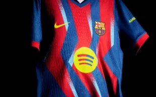 بين التراث والإلهام: برشلونة يطلق قميصًا يحتفل بجيل رونالدينيو الذهبي (فيديو)