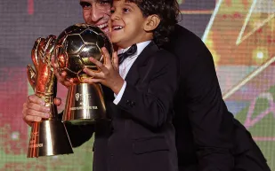 للمرة الثانية.. ياسين بونو يتوج بجائزة أفضل حارس في إفريقيا 2025 (فيديو)