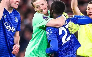  إدريسا غي يعتذر لكين بعد واحدة من أغرب البطاقات الحمراء بالدوري الإنجليزي (فيديو)