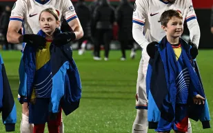 في ليلة باردة على ملعب آنفيلد.. لاعبا ريال مدريد يصنعان لحظة إنسانية خالدة (فيديو)