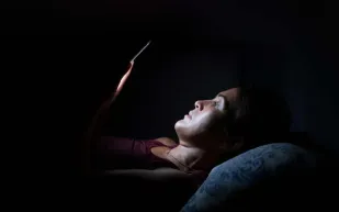 دراسة صادمة: استخدام الهاتف قبل النوم لا يفسد نومك.. بل قد يحسّن يقظتك!