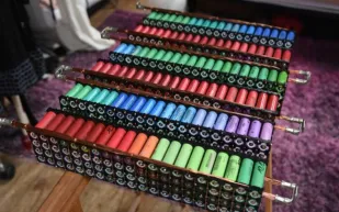 هاوٍ يحوّل 1000 بطارية لابتوب قديمة إلى كهرباء كاملة لمنزله.. كيف فعلها؟