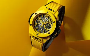 موضة الساعات الصفراء...  ترف الضوء وجرأة الاختيار