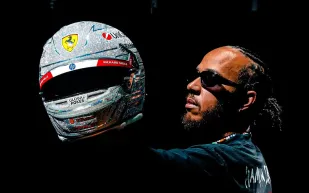 هاميلتون يحول خوذته إلى قطعة فنية تواكب أضواء المدينة!